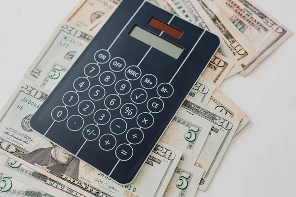 Billetes bajo una calculadora